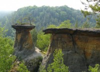 /album/fotogalerie-cinibulkova-stezka-a-lakave-skalni-labyrinty/poklicky-nadherna-ukazka-selektivniho-zvetravani-piskovcu-zakaz-pristupu-nesmi-byt-vyuzivany-ani-horolezci-jpg/